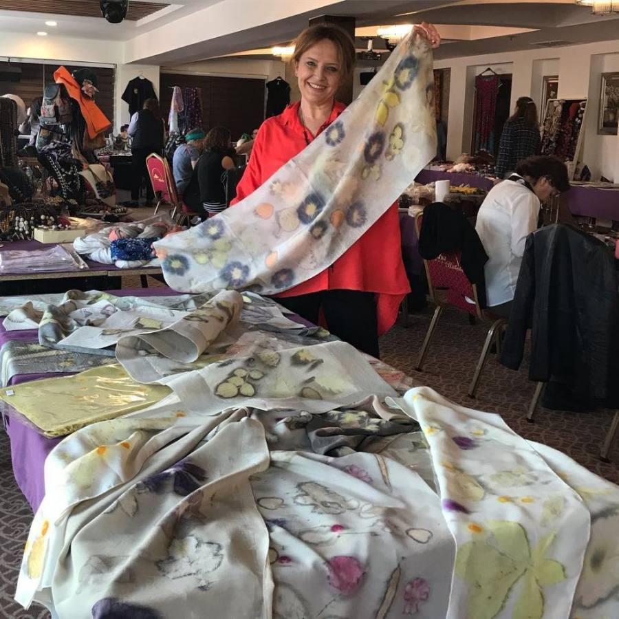 Gülbüz Uç, 2019 sunumunda ecoprint ipek şalını gösteriyor